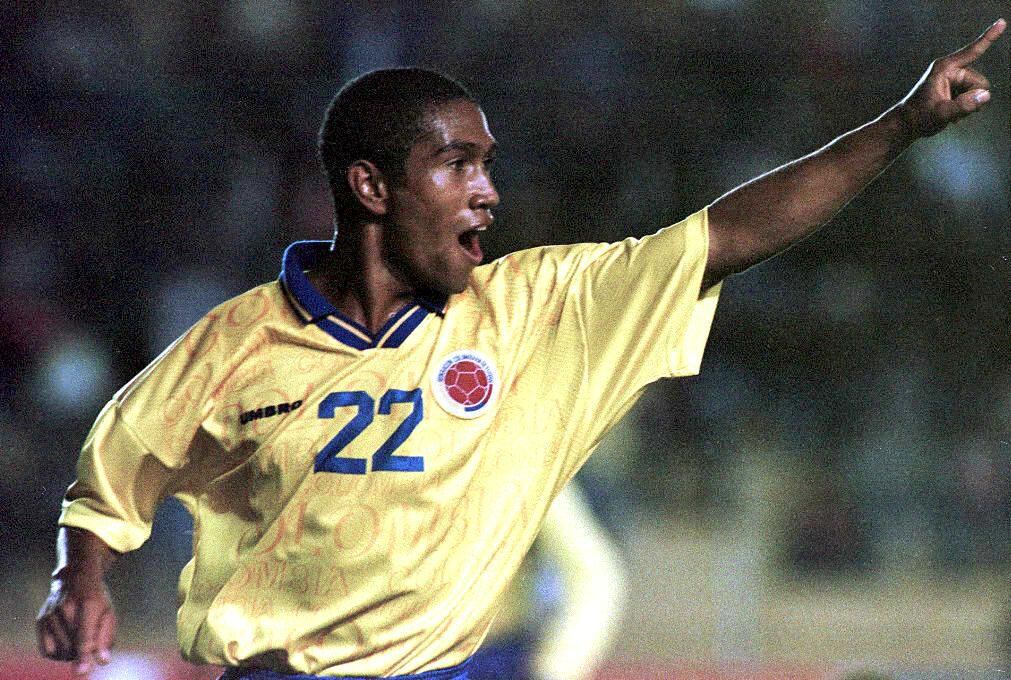 Neider Morantes celebra el primer gol que la Selección Colombia le hizo a Costa Rica en la Copa América de 1997, en Bolivia. El partido lo ganó 4-1. Aunque la tricolor no llegó a estar entre los finalistas del torneo, muchos recuerdan con emoción el encuentro. Foto: Antonio Scorza / AFP