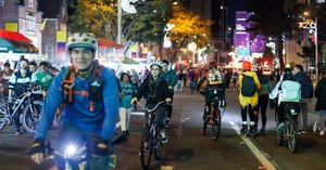 La ciclovía nocturna es tradicional en Bogotá.