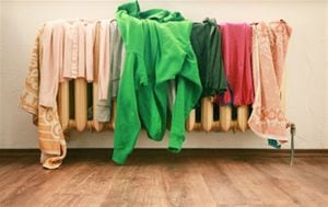 Advierten que secar la ropa dentro de la casa es un riesgo para la salud. Foto: Pantherstock