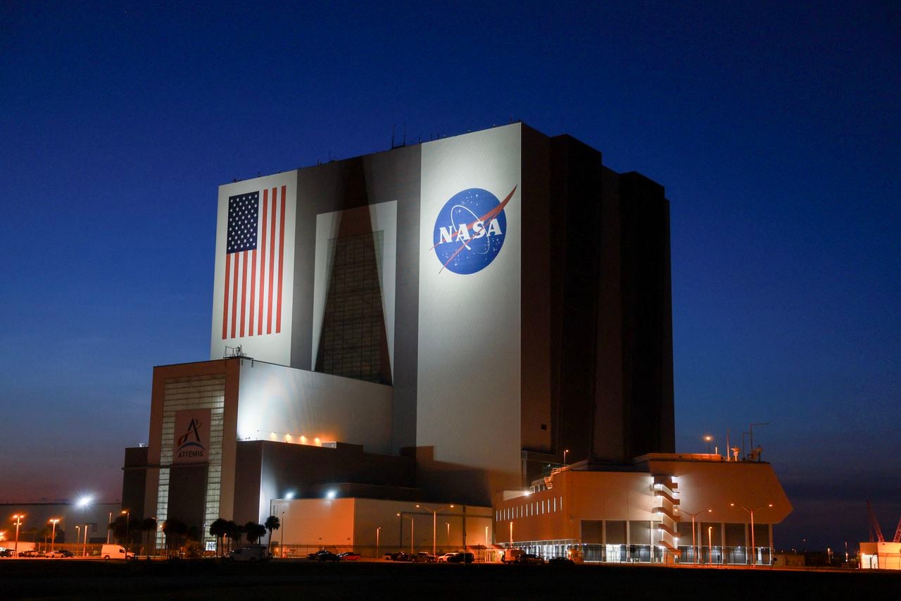 El edificio de ensamblaje de vehículos de la NASA se ve después de que la prueba de vuelo de la tripulación de la nave espacial Starliner de Boeing