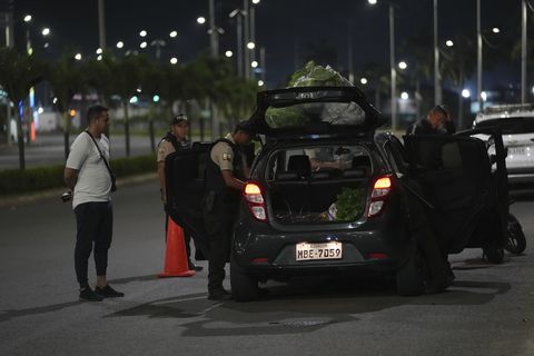 La policía registra un vehículo y sus pasajeros durante el inicio del toque de queda decretado por el presidente de Ecuador, Guillermo Lasso
