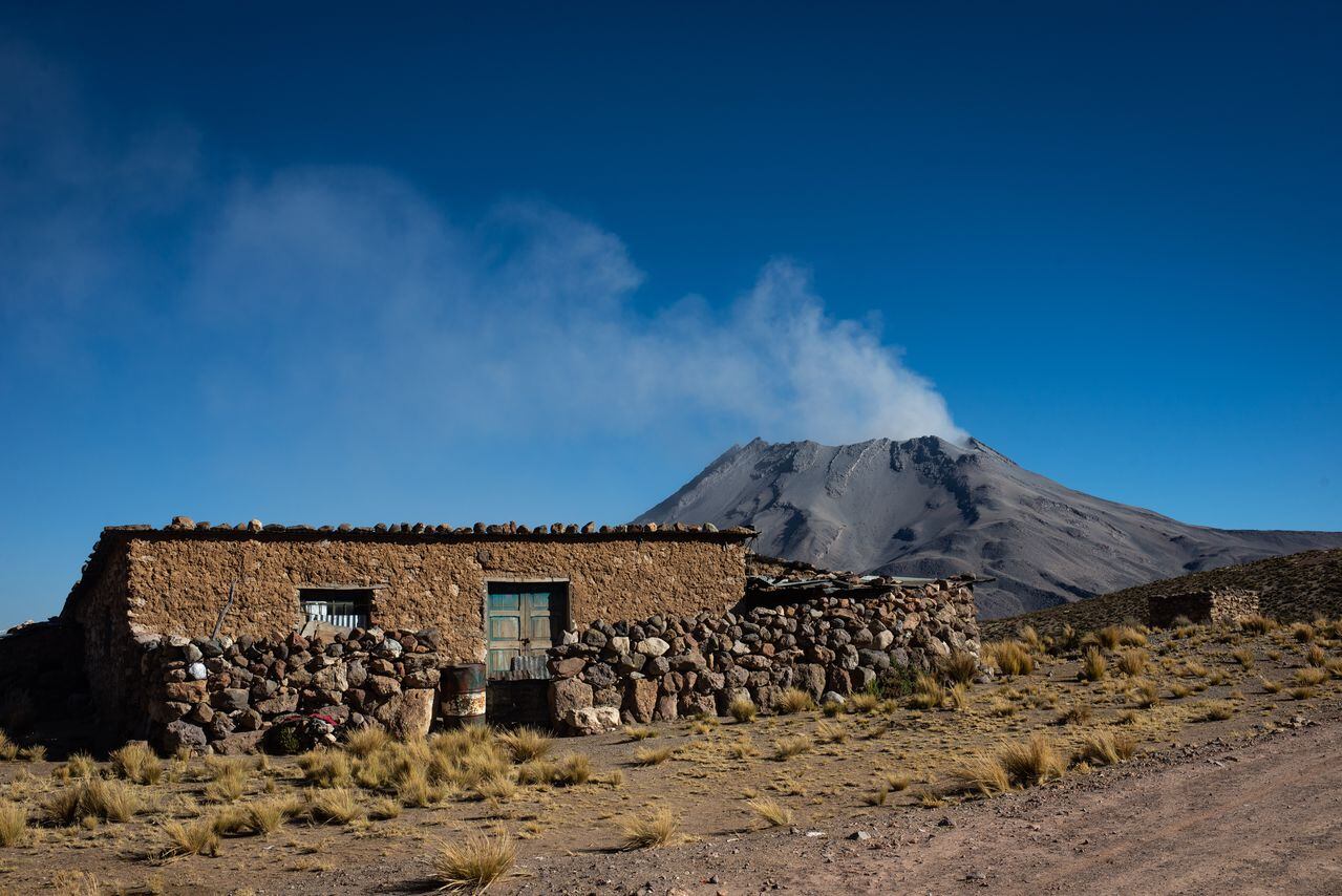 El humo se eleva desde el volcán Ubinas. El Instituto Peruano de Geofísica emitió un nivel de alerta para la región de Ubinas luego de que el volcán Ubinas hiciera erupción con nubes de ceniza.