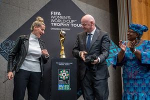 Gianni Infantino durante el tour de la Copa del Mundo femenina en Genova