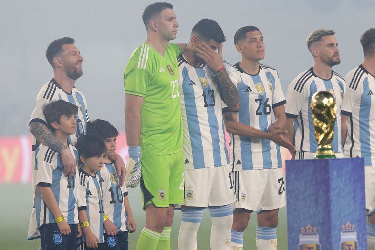 Lágrimas de algunos jugadores argentinos en el cántico unisonó de "Muchachos".