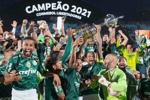 Los jugadores de Palmeiras alzan al trofeo de campeones de la Copa Libertadores tras vencer 2-1 a Flamengo en la final