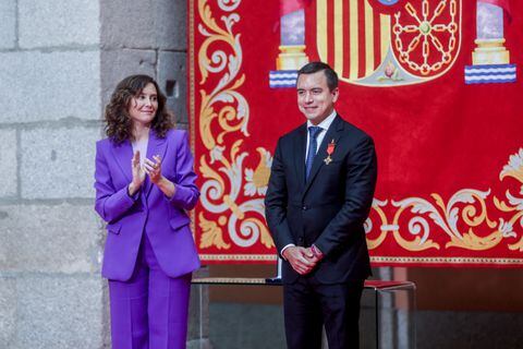 La presidenta de la Comunidad de Madrid, Isabel Díaz Ayuso, y el presidente electo de la República del Ecuador, Daniel Noboa, aplauden tras una reunión en la Real Casa de Correos, el 3 de noviembre de 2023.