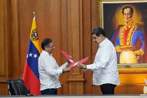 Gustavo Petro y Nicolás Maduro tras la firma de la declaración conjunta.