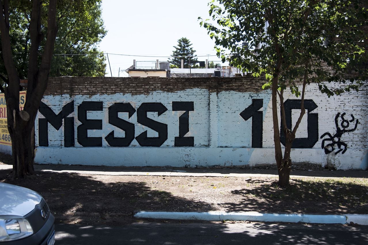 En las calles de Rosario se ven murales en honor a Lionel Messi. Foto: AFP.