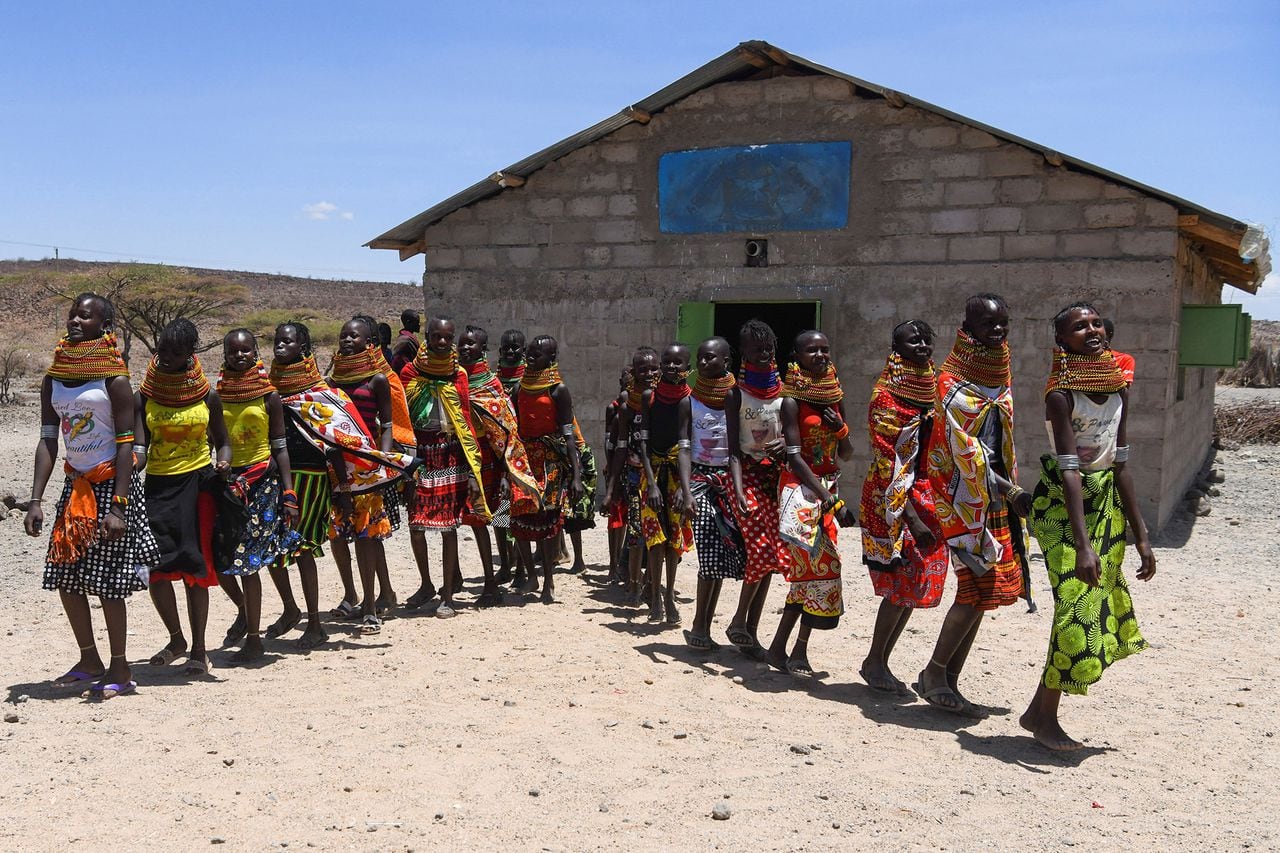 En imágenes : Niñas de la tribu Turkana asisten a una escuela improvisada en el pueblo de Sarima