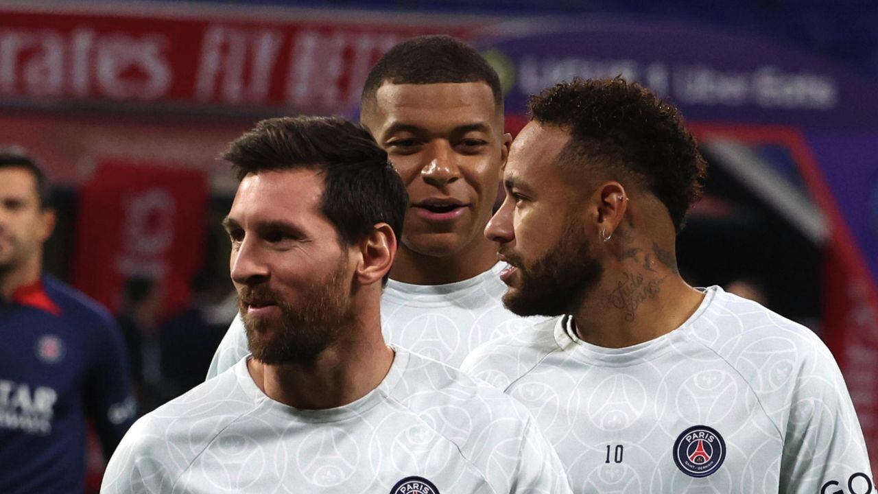 LYON, FRANCE - SEPTEMBER 18: Lionel Messi #30 of Paris Saint-Germain react with Kylian Mbappe #7 (C) and Neymar Jr #10 during the Ligue 1 match between Olympique Lyonnais and Paris Saint-Germain at Groupama Stadium on September 18, 2022 in Lyon, France. (Photo by Getty Images/Xavier Laine)