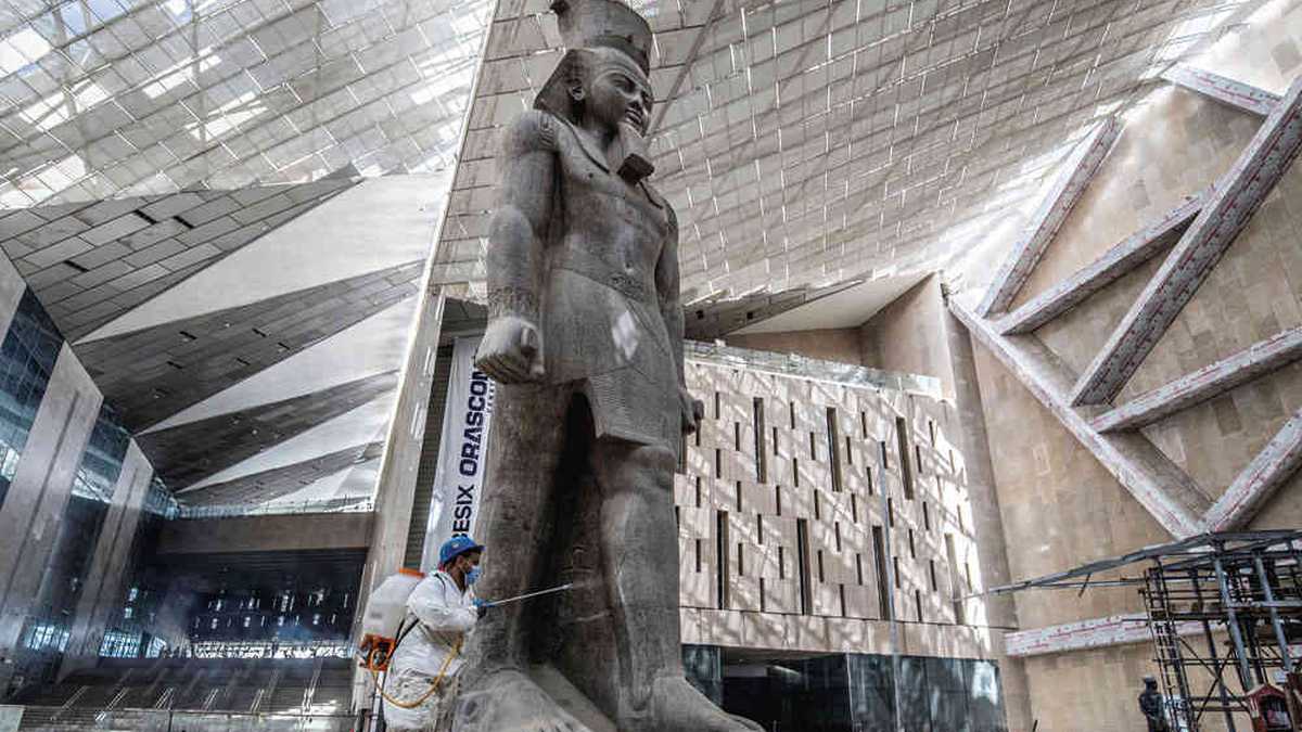 La gigante estatua de Ramsés II el Grande recibirá a los visitantes. Construyeron el atrio del Gran Museo Egipcio una vez la estatua fue ubicada en 2018.