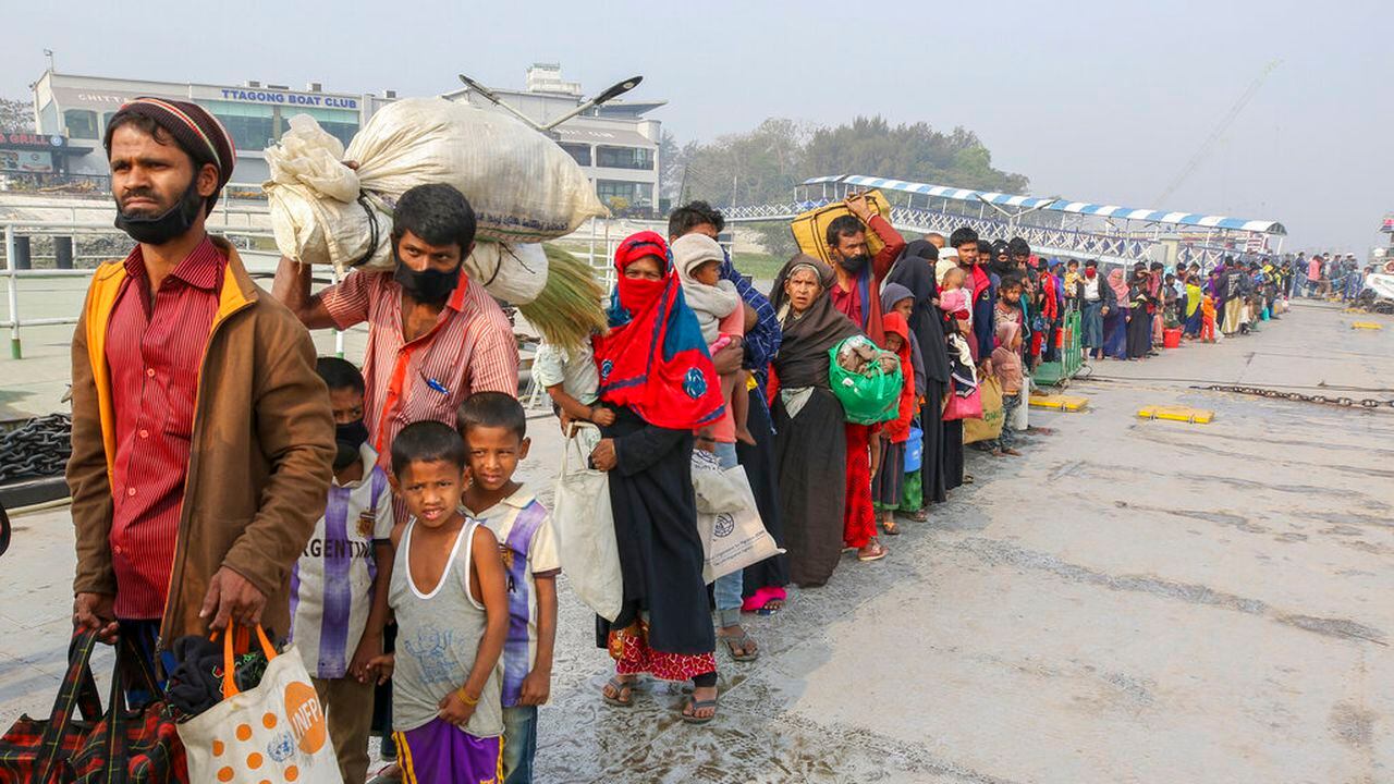 Bangladesh envía más refugiados rohinyá a controversial isla