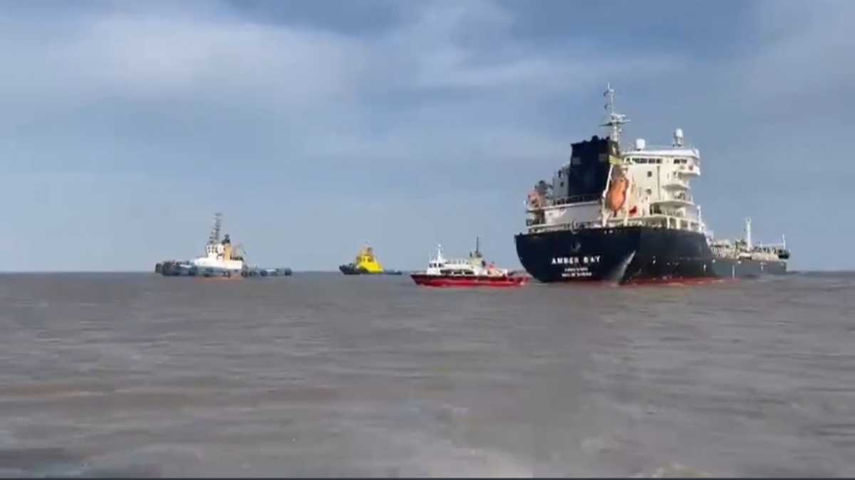 El buque Ambar Bay, encallado cerca al canal de acceso del puerto de Barranquilla.