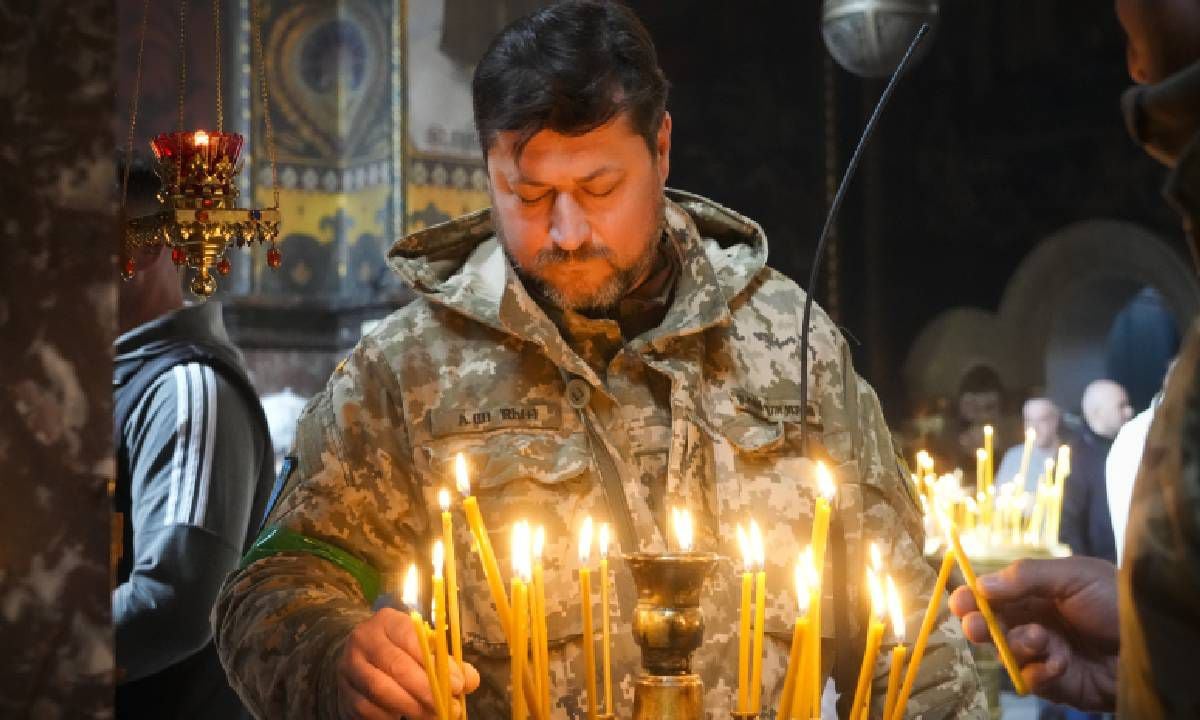 Arriesgando su vida en medio de la guerra, grupos de ucranianos acuden a las iglesias a celebrar la pascua.