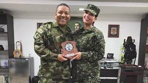 Fueron dos los honores que recibió Valdiri en su visita a la Cuarta Brigada de Medellín. Foto: Instagram @andreavaldirisos.