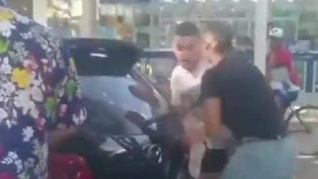 El hombre sacó una barra de metal de su vehículo para seguir agrediendo al conductor de SIVA
