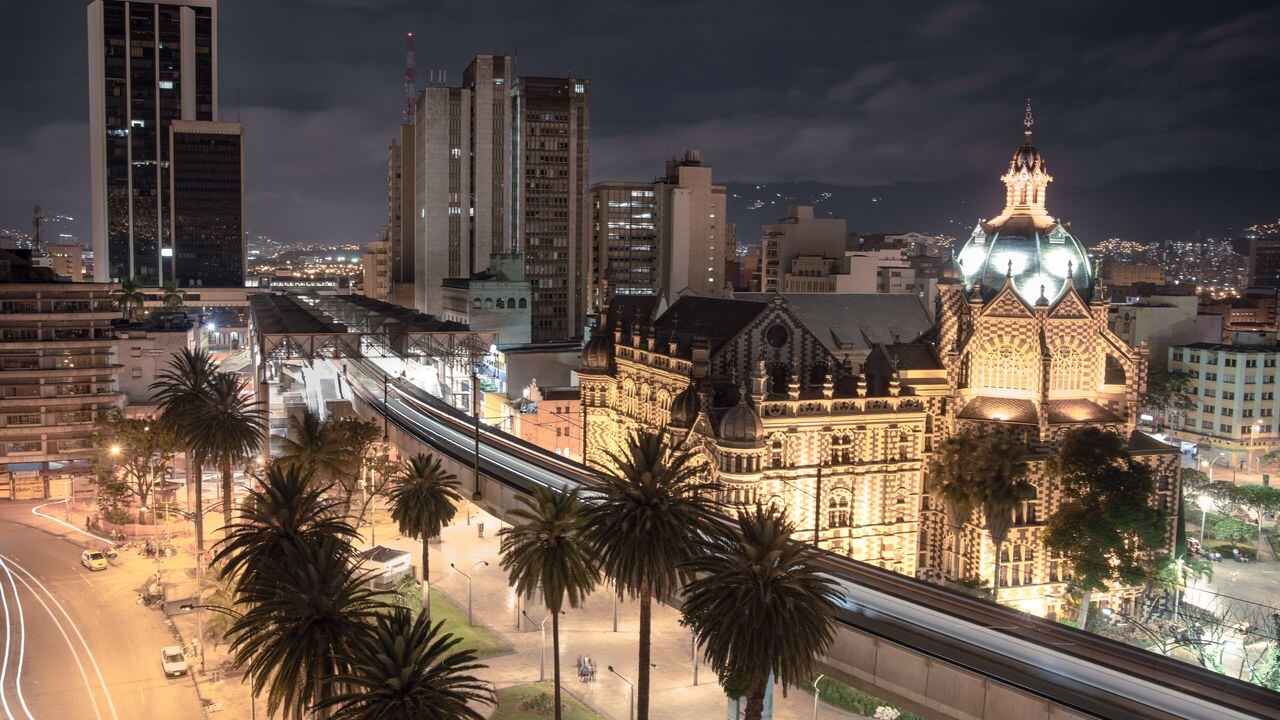 El metro de Medellin de noche