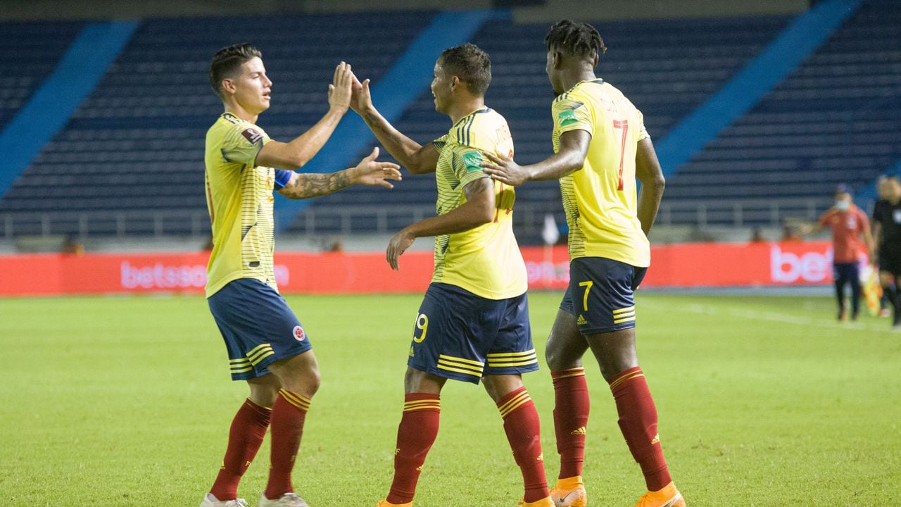 Duvan Zapta, James Rodríguez y Muriel, jugadores de la Selección Colombia celebran primer gol de la Selección frente a Venezuela, camino a Qatar 2022.