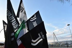 Banderas de Juventus a las afueras del estadio de Turín