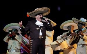 El cantante mexicano Vicente Fernández actúa durante la ceremonia inaugural de los Juegos Panamericanos en Guadalajara el 14 de octubre de 2011. foto REUTERS / Henry Romero 