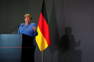 La canciller alemana, Angela Merkel, hace gestos durante una conferencia de prensa con el primer ministro albanés, Edi Rama, en Tirana Business Park, en Tirana, Albania, el 14 de septiembre de 2021. REUTERS / Florion Goga