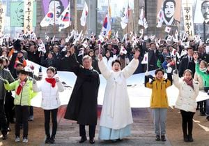 El presidente de Corea del Sur, Moon Jae-in, centro izquierda, y su esposa Kim Jung-sook durante una ceremonia para celebrar el 1 de marzo de 2018, frente a la Puerta de la Independencia en Seúl, Corea del Sur. FOTO: Bee Jea-man / AP