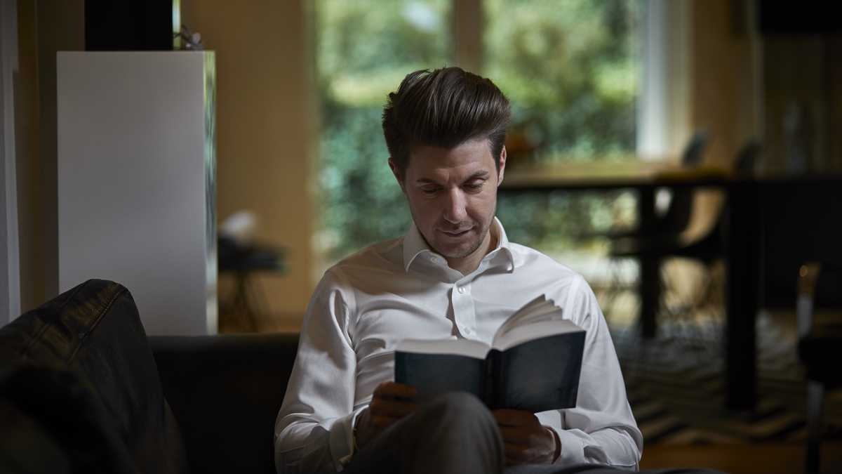 Hombre de negocios, en, sofá, leer un libro, hombre leyendo un libro, lectura.