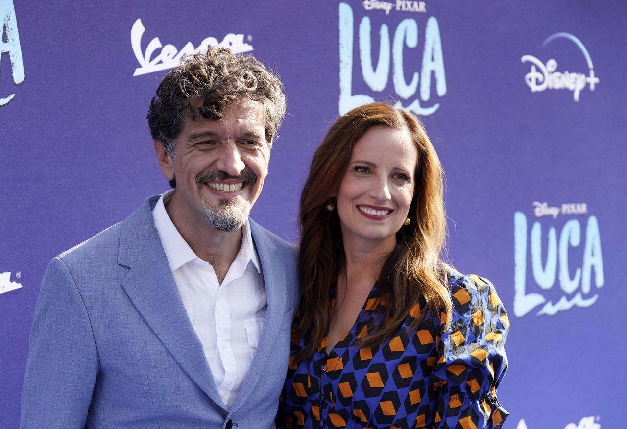 Enrico Casarosa, a la izquierda, director de la película animada de Disney y Pixar "Luca", posa con la productora Andrea Warren en el estreno de la película en Los Ángeles en el Teatro El Capitán. (AP Photo / Chris Pizzello).