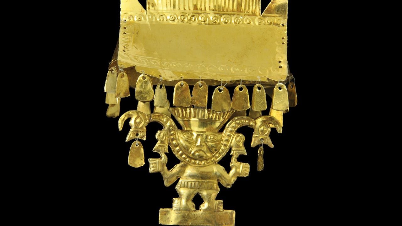 Detalle del cetro elaborado en oro por martillado y repujado.. Hace parte de la exposición La Sacerdotisa de Chornancap, Perú del Museo del Oro. Cortesía del Banco de la República.
