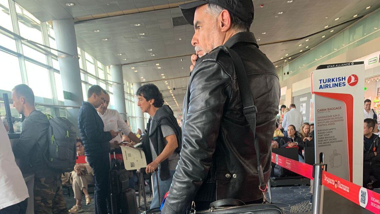 Armando Benedetti en el aeropuerto El Dorado en Bogotá.