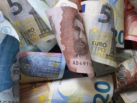 Pesos de Colombia y euros de la UE enrollados.