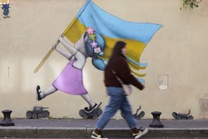 Mural en apoyo de Ucrania del artista callejero francés Emyart tras la invasión rusa de Ucrania, en París, Francia. Foto REUTERS/Sarah Meyssonnier