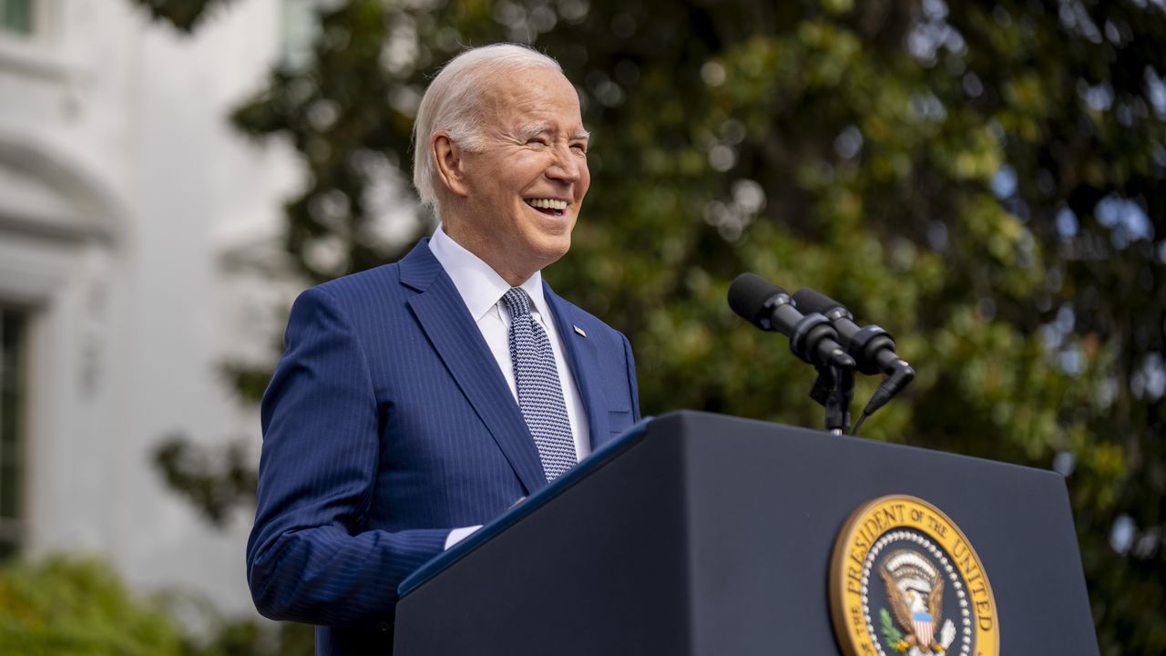 El presidente Joe Biden habla antes de indultar a los pavos nacionales del Día de Acción de Gracias, Liberty y Bell, en una ceremonia en el jardín sur de la Casa Blanca en Washington, el lunes 20 de noviembre de 2023
