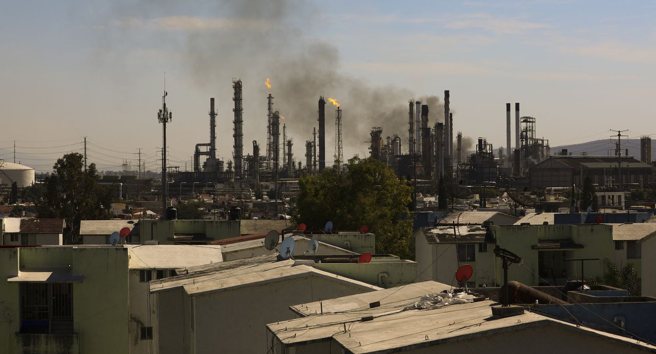 Vista desde las afueras de la ciudad de la refinería de la petrolera estatal Petróleos Mexicanos (Pemex). Salamanca, Estado de Guanajuato, México