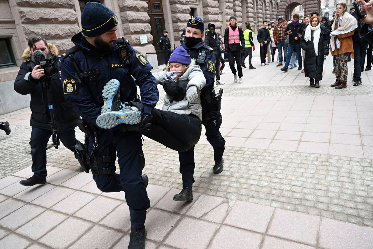 La activista climática Greta Thunberg es llevada por la policía después de manifestarse con un grupo de activistas frente al edificio del Parlamento sueco, en Estocolmo, el miércoles 13 de marzo de 2024.