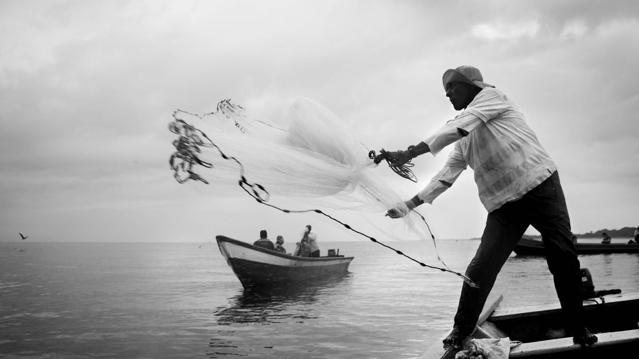 Pescador en La Barra, Juanchaco, Valle del Cauca.