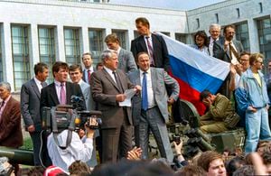 Subido a un tanque, Boris Yeltsin, el presidente de la Federación Rusa (con un papel en las manos), alienta a la ciudadanía a resistir un golpe de estado el 19 de agosto de 1991 en Moscú. (AP Photo, File)