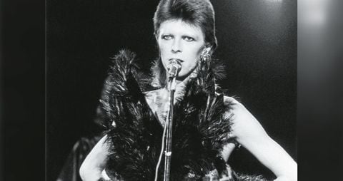En 1973, cuando imponía su look andrógino en los escenarios, Bowie cantó en The Marquee Club de Londres. Tuvo dos esposas, quienes toleraban su gusto por los hombres.