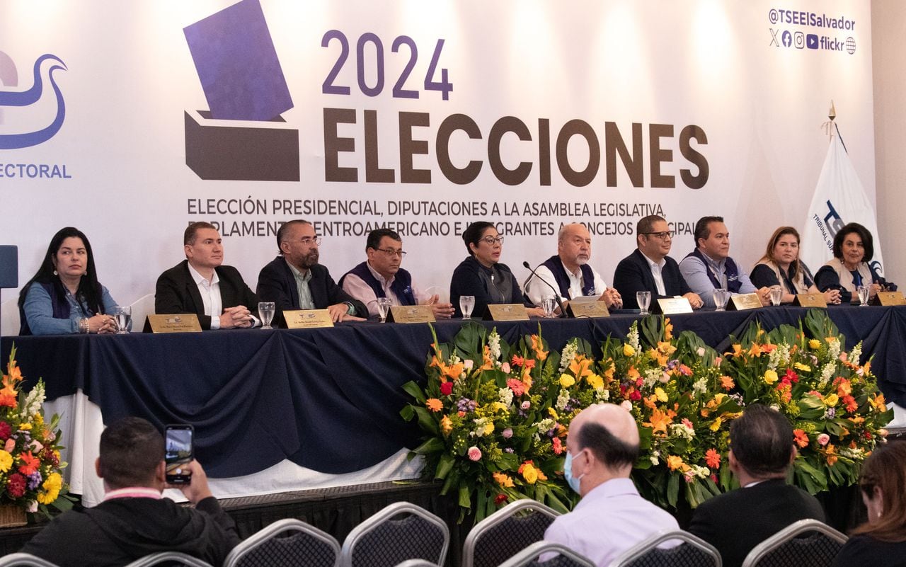 El Tribunal Supremo Electoral inicia con cadena nacional para brindar detalles sobre las elecciones de presidente y vicepresidente de la República, y diputados a la Asamblea Legislativa.