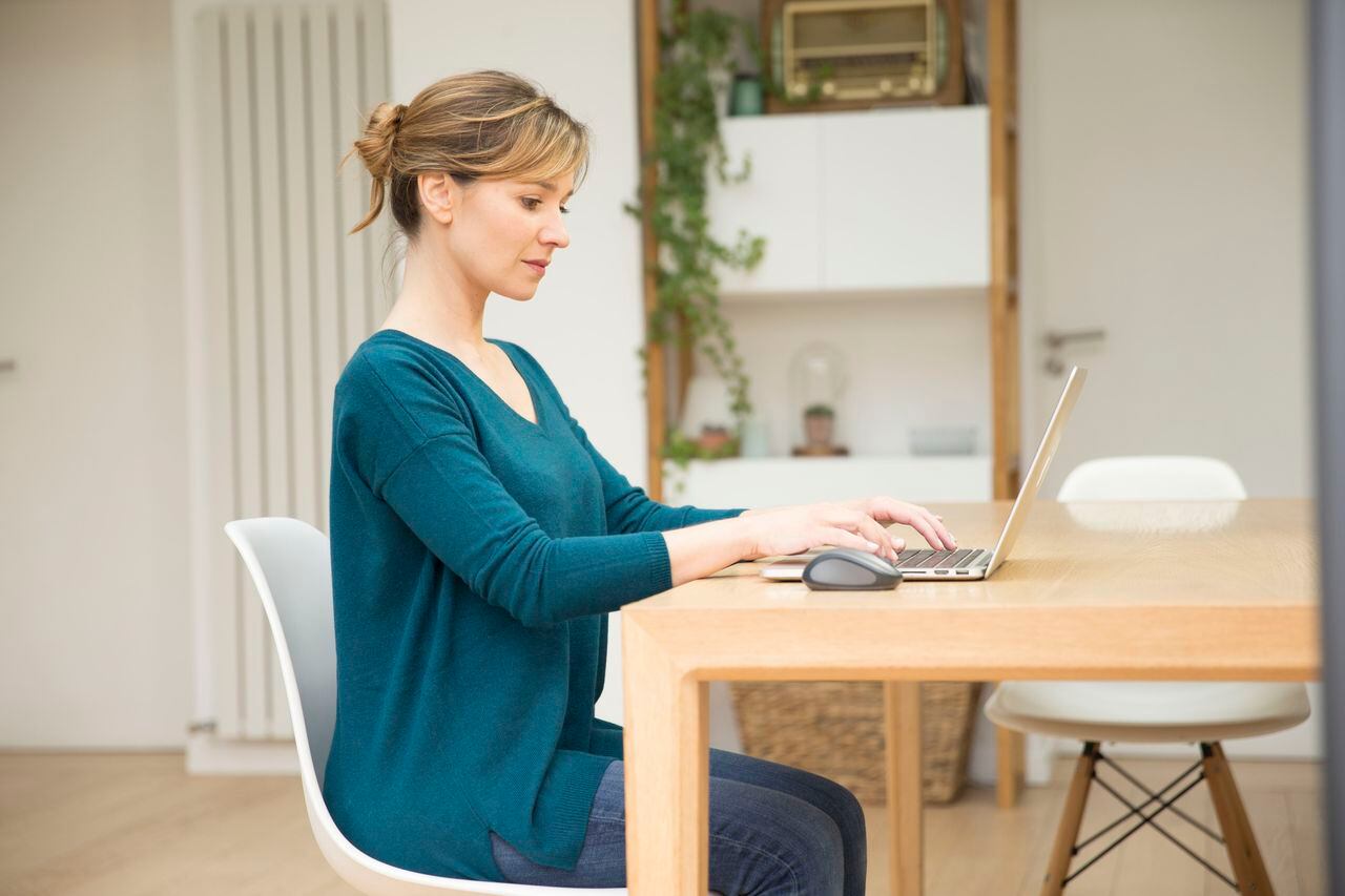 Expertos en ergonomía y salud ocupacional coinciden en que la postura correcta para sentarse frente al computador implica varios aspectos clave.