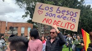 El evento se convocó este domingo en rechazo a un ataque homofóbico en parque de Bogotá.