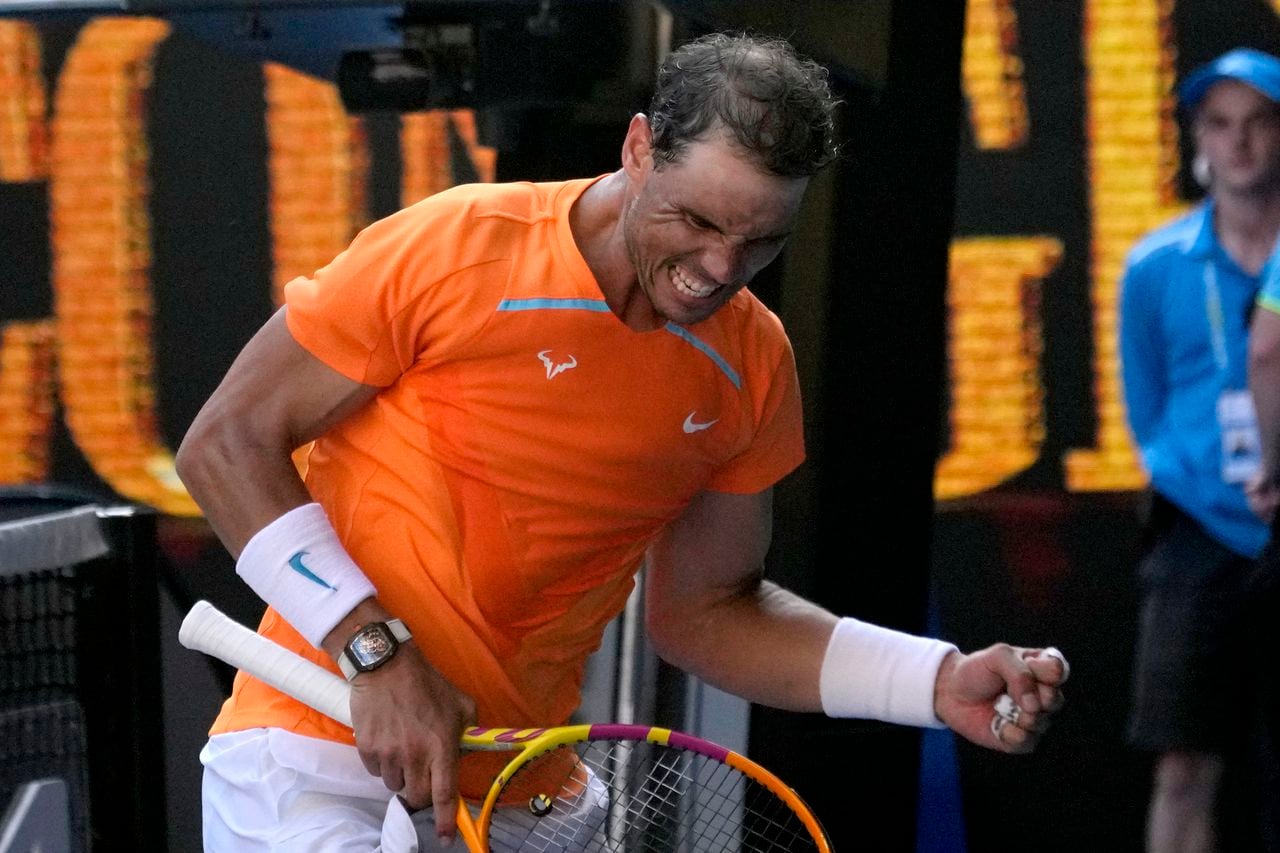 Rafael Nadal reacciona tras derrotar a Jack Draper en la primera ronda del Abierto de Australia, el lunes 16 de enero de 2023, en Melbourne. (AP Foto/Aaron Favila)