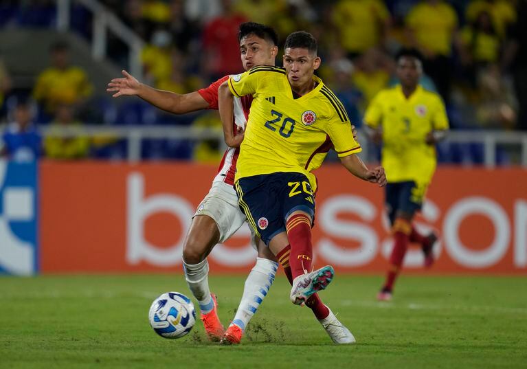 Colombia's Daniel Luna, 20, scores his side's first goal against Paraguay during a South America U-20 Championship soccer match in Cali, Colombia, Thursday, Jan. 19, 2023. (AP Photo/Fernando Vergara)
