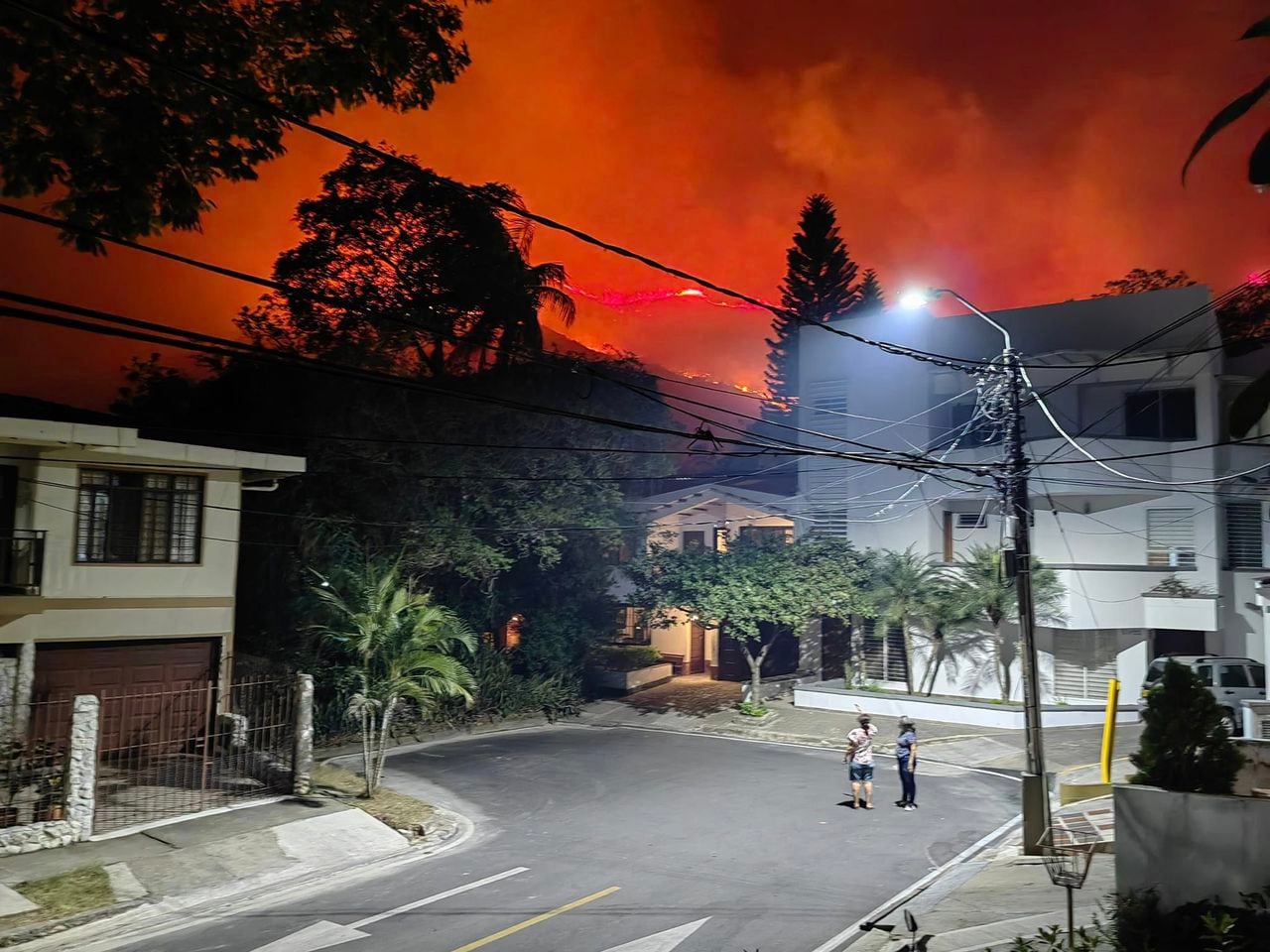 El humo obligó a evacuar a algunas familias.