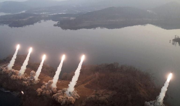Las imágenes divulgadas el viernes 10 de marzo por la agencia de prensa estatal KCNA mostraron al menos seis misiles lanzados