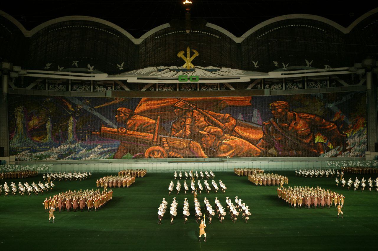 Los norcoreanos realizan la Gran Misa de Gimnasia y Actuación Artística Arirang, también conocidos como los Juegos de Masas de Arirang, en el Estadio Rungrado May Day en Pyongyang, el 15 de octubre de 2005. (Foto de Yannis Kontos/Sygma vía Getty Images)
