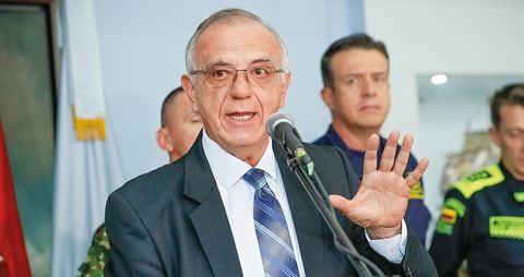   La oposición cree que el responsable del “debilitamiento” de la fuerza pública es Iván Velásquez, el ministro de Defensa del presidente Gustavo Petro.