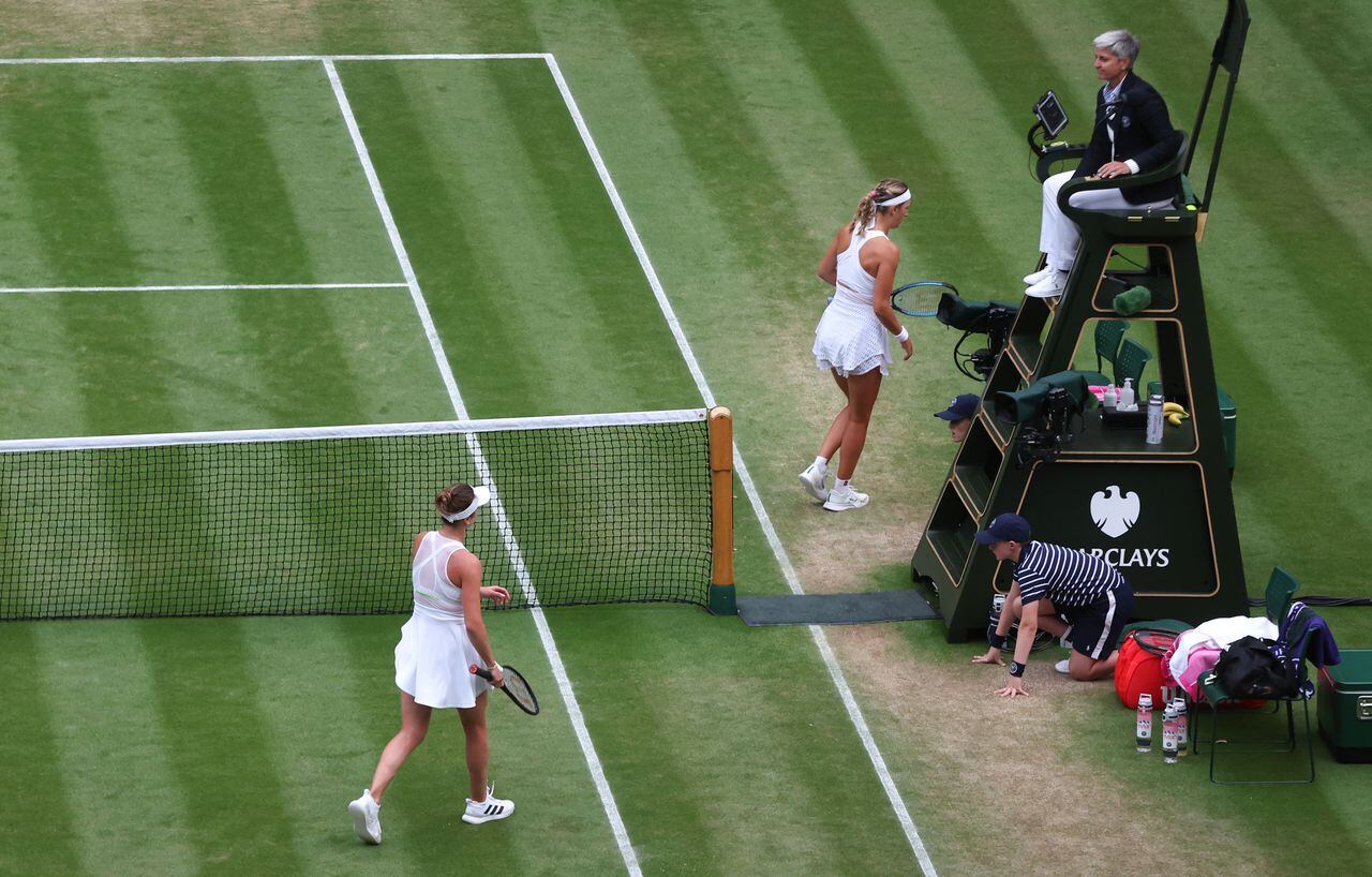 Elina Svitolina (UKR) y Victoria Azarenka [19] se niegan a darse la mano después de su partido de la Cuarta Ronda de Damas Individuales durante el día siete del Campeonato de Wimbledon 2023 en el All England Lawn Tennis and Croquet Club el 9 de julio de 2023 en Londres, Inglaterra.