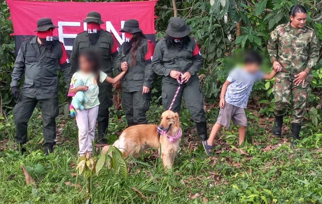 Primera imagen en cautiverio de la sargento Karina Ramírez junto con sus dos hijos y la mascota.