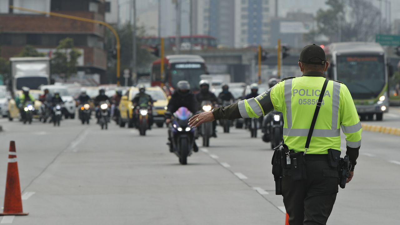 Movilidad en Bogotá en la primera semana de pico y placa todo el dia puesto de control policia de transito
Bogotá enero 12 del 2022
Foto Guillermo Torres Reina